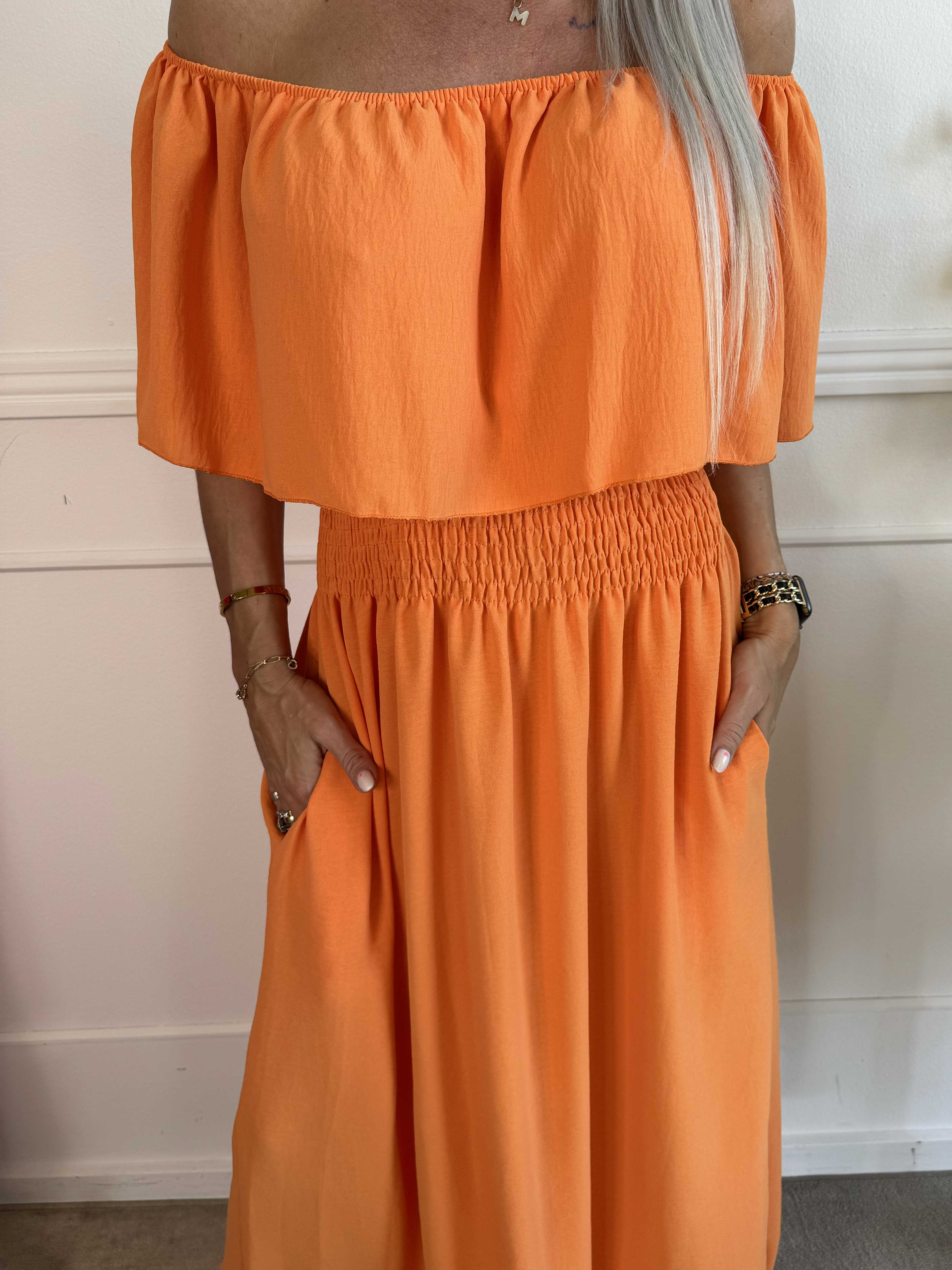 Rachel - Lang kjole med lommer og flæsekant